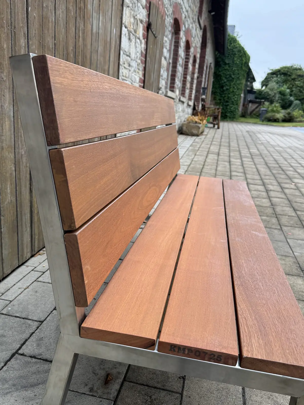 Detail der Holzleisten und Edelstahlprofile von Bank Dieter