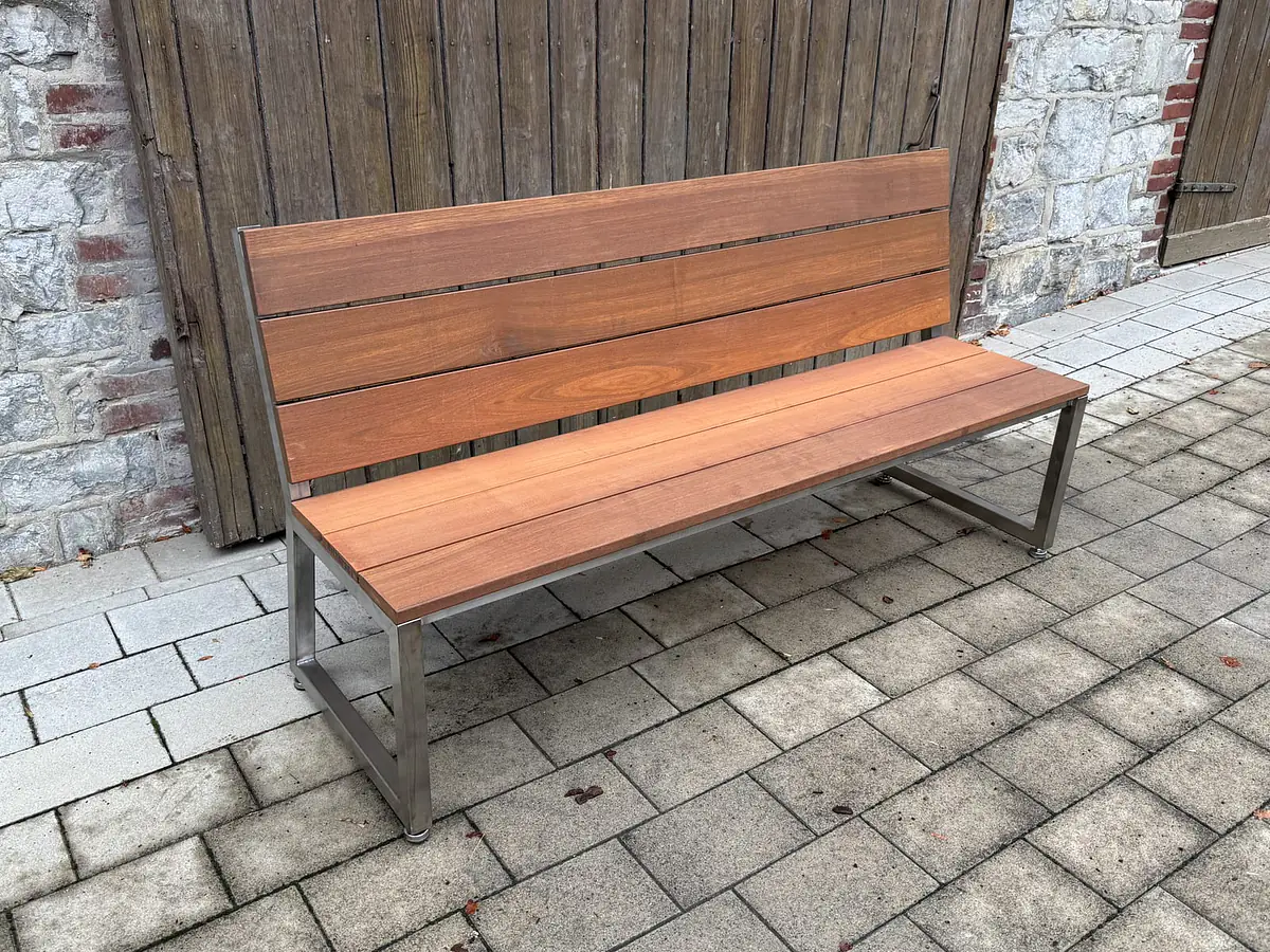 Bank Dieter aus Edelstahl und Holz ohne Armlehnen