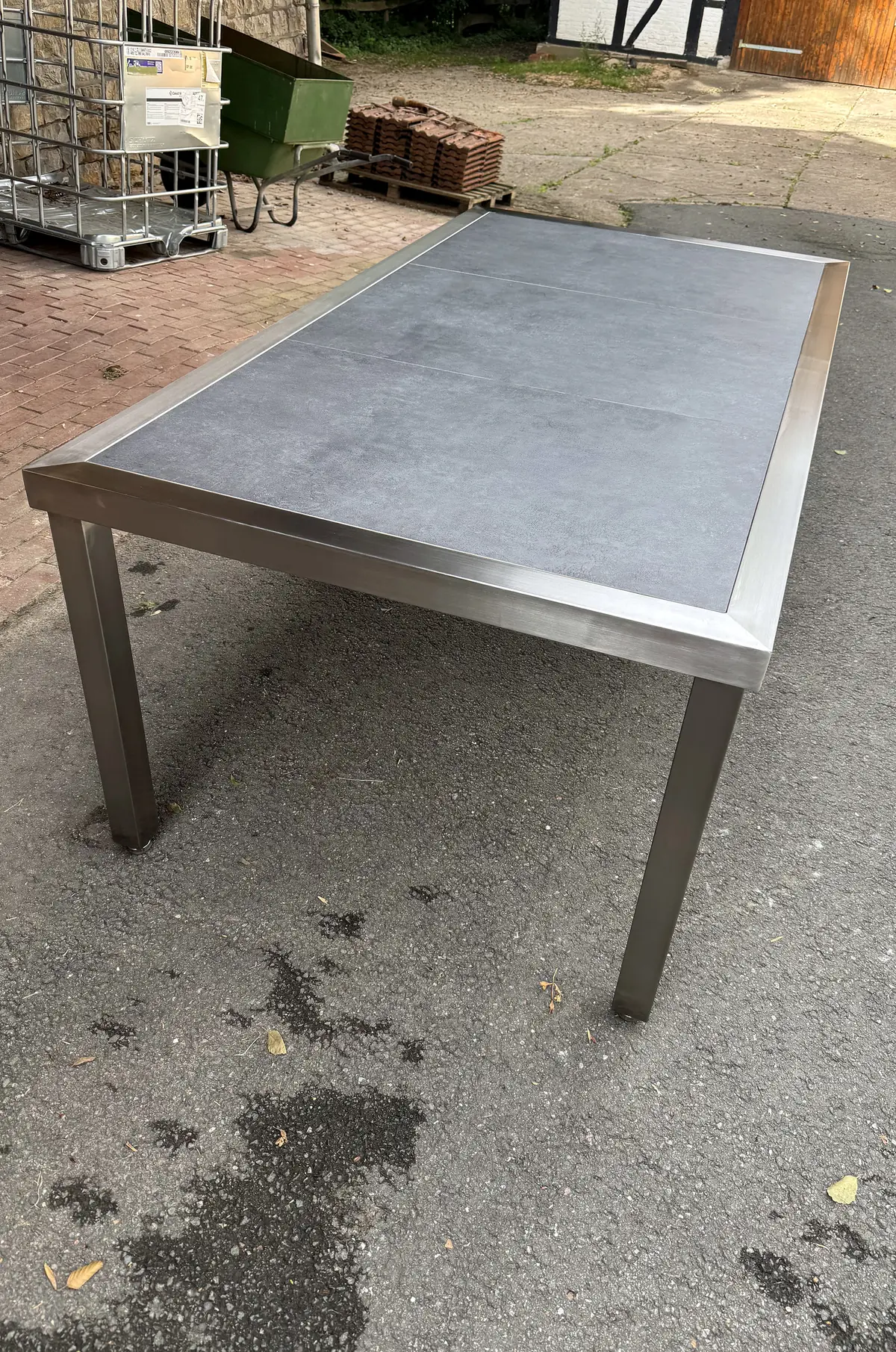 Fliesentisch aus Edelstahl mit dunkelgrauer Platte