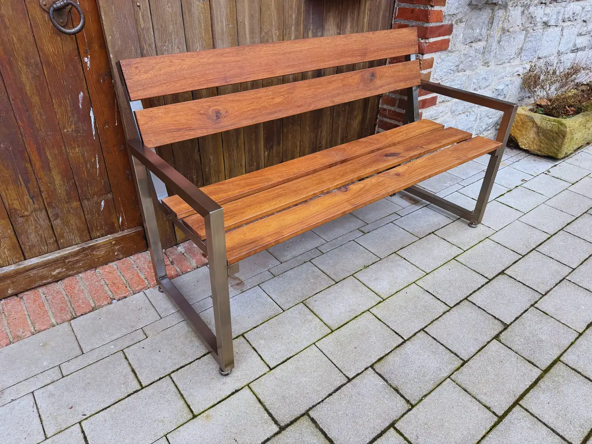 Gartenbank aus Edelstahl und Massivholz