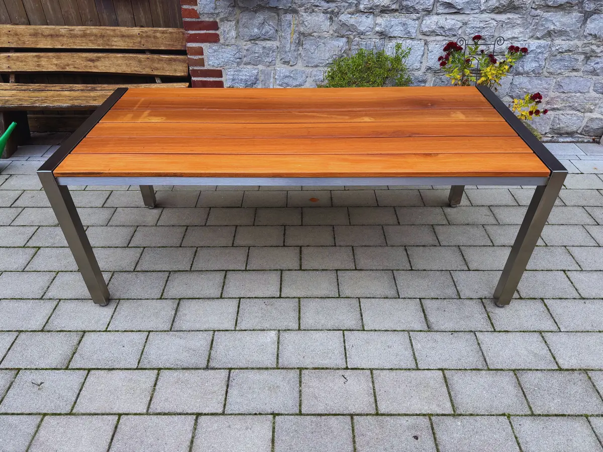 Gartentisch aus Edelstahl und Bangkirai in Gesamtansicht