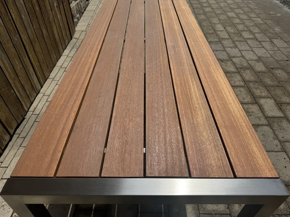 Draufsicht auf die langen Bangkirai-Holzbohlen von Gartentisch Ralf