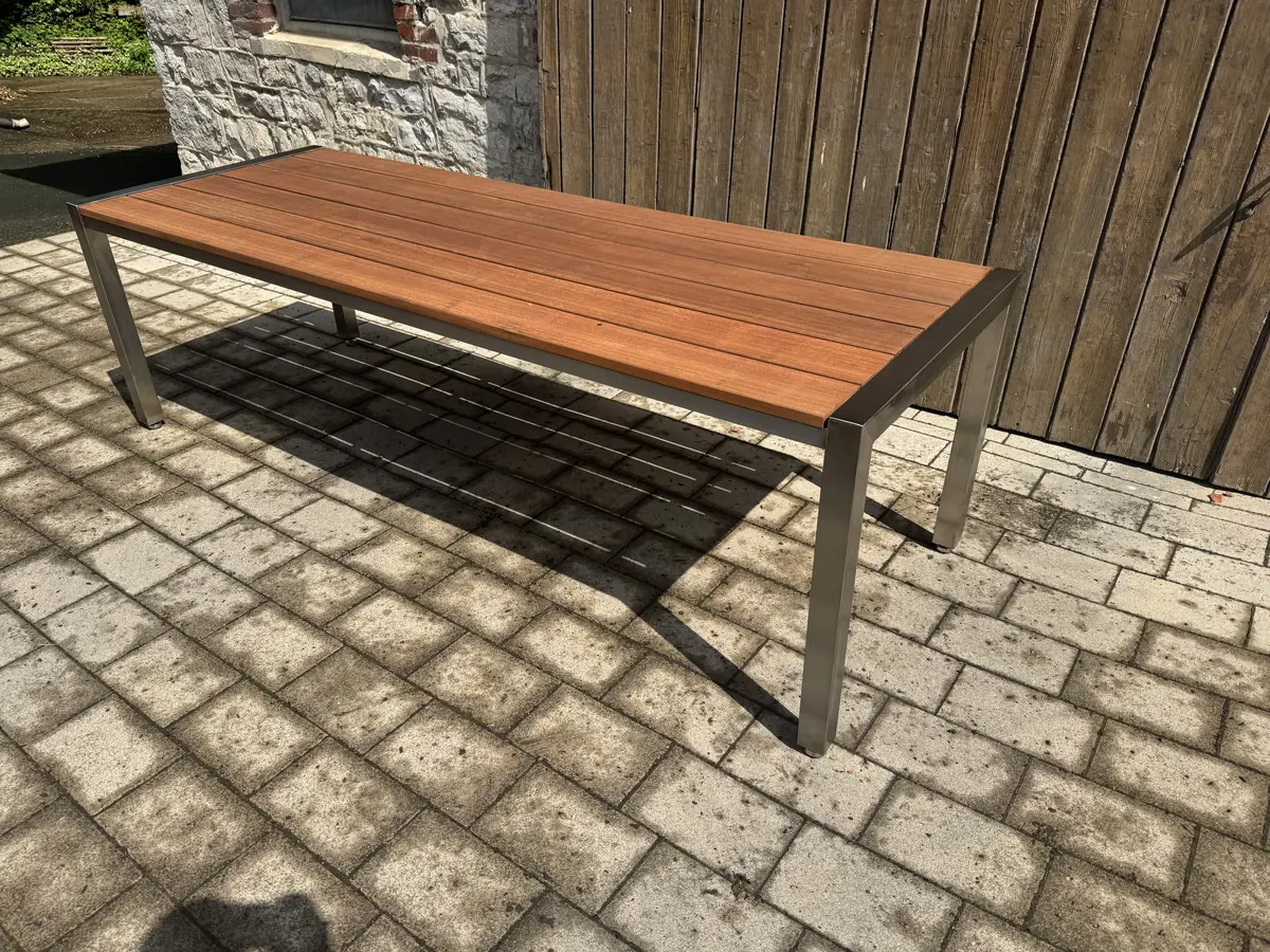 Gartentisch Ralf aus schräger Perspektive mit langem Edelstahlrahmen