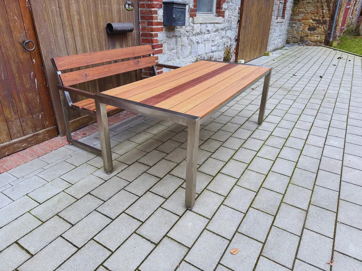 Gartentisch und Gartenbank aus Edelstahl und Holz